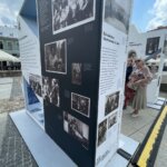 09.06.2022. Kielce, Rynek. Wystawa „Zbiorowy portret rodzin II Rzeczpospolitej” / Jarosław Kubalski / Radio Kielce