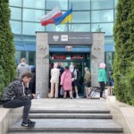 21.06.2022. Kielce. Narodowy Bank Polski Oddział Okręgowy w Kielcach. Kolejka do zakupu srebrnych monet kolekcjonerskich / Fot. Sebastian Kalwat - Radio Kielce