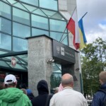 21.06.2022. Kielce. Narodowy Bank Polski Oddział Okręgowy w Kielcach. Kolejka do zakupu srebrnych monet kolekcjonerskich / Fot. Sebastian Kalwat - Radio Kielce