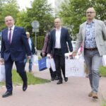 01.06.2022. Kielce. Minister Piotr Wawrzyk odwiedził małych pacjentów w Świętokrzyskim Centrum Pediatrii. Na zdjęciu (od lewej): Marek Bogusławski - wicemarszałek województwa świętokrzyskiego, Piotr Wawrzyk - wiceminister spraw zagranicznych, Mariusz Goraj - prezes Fundacji Instytut Świętokrzyski / Wiktor Taszłow / Radio Kielce
