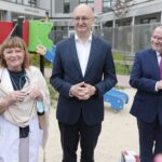 01.06.2022. Kielce. Minister Piotr Wawrzyk odwiedził małych pacjentów w Świętokrzyskim Centrum Pediatrii. Na zdjęciu (od lewej): dr Marta Nowak - Nadgowska - lekarz pediatra, Piotr Wawrzyk - wiceminister spraw zagranicznych, Marek Bogusławski - wicemarszałek województwa świętokrzyskiego / Wiktor Taszłow / Radio Kielce