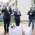 01.06.2022. Kielce. Minister Piotr Wawrzyk odwiedził małych pacjentów w Świętokrzyskim Centrum PediatriiNa zdjęciu (od lewej): Piotr Wawrzyk - wiceminister spraw zagranicznych, Marek Bogusławski - wicemarszałek województwa świętokrzyskiego, Bartosz Stemplewski - dyrektor Wojewódzkiego Szpitala Zespolonego w Kielcach / Wiktor Taszłow / Radio Kielce