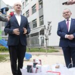 01.06.2022. Kielce. Minister Piotr Wawrzyk odwiedził małych pacjentów w Świętokrzyskim Centrum Pediatrii. Na zdjęciu (od lewej): Piotr Wawrzyk - wiceminister spraw zagranicznych, Marek Bogusławski - wicemarszałek województwa świętokrzyskiego / Wiktor Taszłow / Radio Kielce