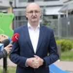 01.06.2022. Kielce. Minister Piotr Wawrzyk odwiedził małych pacjentów w Świętokrzyskim Centrum Pediatrii. Na zdjęciu: Piotr Wawrzyk - wiceminister spraw zagranicznych / Wiktor Taszłow / Radio Kielce