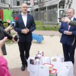 01.06.2022. Kielce. Minister Piotr Wawrzyk odwiedził małych pacjentów w Świętokrzyskim Centrum Pediatrii. Na zdjęciu (od lewej): Piotr Wawrzyk - wiceminister spraw zagranicznych, Marek Bogusławski - wicemarszałek województwa świętokrzyskiego / Wiktor Taszłow / Radio Kielce