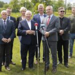 01.06.2022. Cierchy. Konferencja ws. dotacji z rządowego programu Polski Ład. Na zdjęciu (od lewej) w pierwszym rzędzie:  Mieczysław Gębski - wiceprzewodniczący sejmiku, Krzysztof Lipiec - poseł, Piotr Wilczak - wójt gminy Mniów.