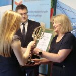 02.06.2022. Kielce. Wręczenie statuetek NOVATOR 2021. Na zdjęciu (od lewej): Laura Frydel, Katarzyna Kowalewska - zastępca dyrektora Departamentu Inwestycji i Rozwoju w Urzędzie Marszałkowskim / Wiktor Taszłow / Radio Kielce