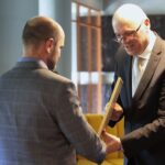 02.06.2022. Kielce. Wręczenie statuetek NOVATOR 2021. Na zdjęciu (od lewej): Grzegorz Bednarski - prezes Digital Engineering Solution Sp. z o.o. Kielce, Cezary Tkaczyk - prezydent Staropolskiej Izby Przemysłowo- Handlowej / Wiktor Taszłow / Radio Kielce