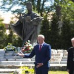 03.06.2022. Masłów. 15. Spotkanie Integracyjne Dzieci i Młodzieży o Specjalnych Potrzebach Edukacyjnych z Kielc i regionu świętokrzyskiego. Na zdjęciu (od lewej): Tomasz Lato - wójt gminy Masłów, biskup Marian Florczyk / Wiktor Taszłow / Radio Kielce