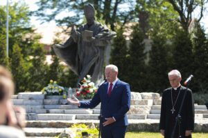 03.06.2022. Masłów. 15. Spotkanie Integracyjne Dzieci i Młodzieży o Specjalnych Potrzebach Edukacyjnych z Kielc i regionu świętokrzyskiego. Na zdjęciu (od lewej): Tomasz Lato - wójt gminy Masłów, biskup Marian Florczyk / Wiktor Taszłow / Radio Kielce