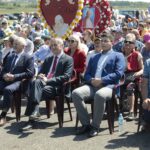 03.06.2022. Masłów. 15. Spotkanie Integracyjne Dzieci i Młodzieży o Specjalnych Potrzebach Edukacyjnych z Kielc i regionu świętokrzyskiego. Na zdjęciu (w pierwszym rzędzie, od lewej): Kazimierz Mądzik - świętokrzyski kurator oświaty, Zbigniew Koniusz - wojewoda świętokrzyski, radny Marcin Stępniewski / Wiktor Taszłow / Radio Kielce