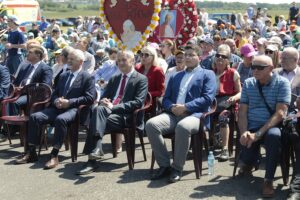 03.06.2022. Masłów. 15. Spotkanie Integracyjne Dzieci i Młodzieży o Specjalnych Potrzebach Edukacyjnych z Kielc i regionu świętokrzyskiego. Na zdjęciu (w pierwszym rzędzie, od lewej): Kazimierz Mądzik - świętokrzyski kurator oświaty, Zbigniew Koniusz - wojewoda świętokrzyski, radny Marcin Stępniewski / Wiktor Taszłow / Radio Kielce