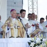 03.06.2022. Masłów. 15. Spotkanie Integracyjne Dzieci i Młodzieży o Specjalnych Potrzebach Edukacyjnych z Kielc i regionu świętokrzyskiego. Na zdjęciu: biskup Marian Florczyk / Wiktor Taszłow / Radio Kielce