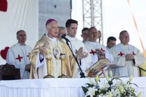 03.06.2022. Masłów. 15. Spotkanie Integracyjne Dzieci i Młodzieży o Specjalnych Potrzebach Edukacyjnych z Kielc i regionu świętokrzyskiego. Na zdjęciu: biskup Marian Florczyk / Wiktor Taszłow / Radio Kielce