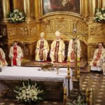 08.06.2022. Kielce. Jubileusz 20-lecia reaktywacji LO im. świętej Jadwigi Królowej. Na zdjęciu (w środku, od lewej): Marek Mendyk - biskup świdnicki, Jan Piotrowski - biskup kielecki. Msza święta / Wiktor Taszłow / Radio Kielce