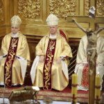 08.06.2022. Kielce. Jubileusz 20-lecia reaktywacji LO im. świętej Jadwigi Królowej. Msza święta. Na zdjęciu (od lewej): Marek Mendyk - biskup świdnicki, Jan Piotrowski - biskup kielecki / Wiktor Taszłow / Radio Kielce