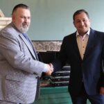 08.06.2022. Kielce. Przekazanie komputerów dla WDK przez urząd marszałkowski. Na zdjęciu (od lewej): Mariusz Bodo -  sekretarz województwa świętokrzyskiego, Adrian Ścipiór - dyrektor WDK / Wiktor Taszłow / Radio Kielce