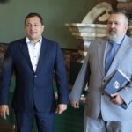 08.06.2022. Kielce. Przekazanie komputerów dla WDK przez urząd marszałkowski. Na zdjęciu (od lewej): Adrian Ścipiór - dyrektor WDK, Mariusz Bodo - sekretarz województwa świętokrzyskiego / Wiktor Taszłow / Radio Kielce