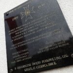 10.06.2022. Kielce. Tablic znajdująca się w miejscu pierwszych koszar 2 Pułku Artylerii Lekkiej Legionów w Kielcach / Wiktor Taszłow / Radio Kielce