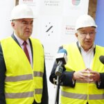 13.06.2022. Kielce. Modernizacja siedziby Teatru im. Stefana Żeromskiego. Na zdjęciu (od lewej): Andrzej Bętkowski - marszałek województwa świętokrzyskiego i Krzysztof Lipiec - prezes świętokrzyskich struktur PiS / Wiktor Taszłow / Radio Kielce