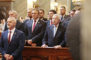 13.06.2022. Kielce. Uroczystości 40-lecia Solidarności Walczącej. Na zdjęciu (od lewej): Kazimierz Mądzik - świętokrzyski kurator oświaty, Zbigniew Koniusz - wojewoda świętokrzyski, Mirosław Gębski - starosta kielecki, Krzysztof Lipiec - poseł / Wiktor Taszłow / Radio Kielce