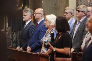 13.06.2022. Kielce. Uroczystości 40-lecia Solidarności Walczącej. Na zdjęciu (od lewej): Krzysztof Słoń - senator, Piotr Wawrzyk - wiceminister spraw zagranicznych, Stanisława Gawlik „Natasza” / Wiktor Taszłow / Radio Kielce