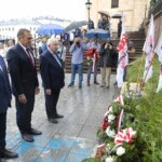 13.06.2022. Kielce. Uroczystości 40-lecia Solidarności Walczącej. Kwiaty składają Marek Kwitek - poseł,  Mirosław Gębski - starosta kielecki,  Krzysztof Lipiec - poseł / Wiktor Taszłow / Radio Kielce