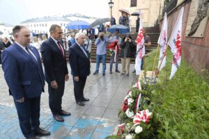 13.06.2022. Kielce. Uroczystości 40-lecia Solidarności Walczącej. Kwiaty składają Marek Kwitek - poseł, Mirosław Gębski - starosta kielecki, Krzysztof Lipiec - poseł / Wiktor Taszłow / Radio Kielce