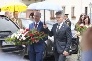 13.06.2022. Kielce. Uroczystości 40-lecia Solidarności Walczącej. Kwiaty składają Piotr Wawrzyk - wiceminister spraw zagranicznych, Krzysztof Słoń - senator / Wiktor Taszłow / Radio Kielce