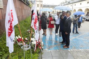 13.06.2022. Kielce. Uroczystości 40-lecia Solidarności Walczącej. Kwiaty składają Piotr Wawrzyk - wiceminister spraw zagranicznych, Krzysztof Słoń - senator / Wiktor Taszłow / Radio Kielce