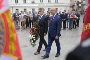 13.06.2022. Kielce. Uroczystości 40-lecia Solidarności Walczącej. Kwiaty składają Piotr Wawrzyk - wiceminister spraw zagranicznych, Krzysztof Słoń - senator / Wiktor Taszłow / Radio Kielce