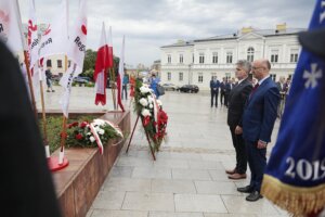 13.06.2022. Kielce. Uroczystości 40-lecia Solidarności Walczącej. Kwiaty składają Piotr Wawrzyk - wiceminister spraw zagranicznych, Krzysztof Słoń - senator / Wiktor Taszłow / Radio Kielce