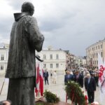 13.06.2022. Kielce. Uroczystości 40-lecia Solidarności Walczącej. Kwiaty składają Marek Kwitek - poseł,  Mirosław Gębski - starosta kielecki,  Krzysztof Lipiec - poseł / Wiktor Taszłow / Radio Kielce