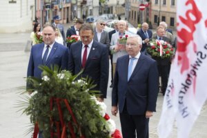 13.06.2022. Kielce. Uroczystości 40-lecia Solidarności Walczącej. Kwiaty składają Marek Kwitek - poseł, Mirosław Gębski - starosta kielecki, Krzysztof Lipiec - poseł / Wiktor Taszłow / Radio Kielce