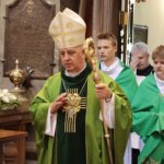 15.06.2022. Kielce. 20-lecie Stowarzyszenia „Nadzieja Rodzinie”. Na zdjęciu (w środku): bp Jan Piotrowski - ordynariusz diecezji kieleckiej / Wiktor Taszłow / Radio Kielce