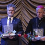 15.06.2022. Kielce. 20-lecie Stowarzyszenia „Nadzieja Rodzinie”. Na zdjęciu (od lewej): Krzysztof Słoń - senator PiS i bp Jan Piotrowski - ordynariusz diecezji kieleckiej / Wiktor Taszlow / Radio Kielce