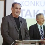 15.06.20222. Kielce. Gala finałowa konkursu "Tak widzę świat, tak go czuję...". Na zdjęciu (od lewej): Janusz Knap - prezes zarządu Polskiego Radia Kielce, Zbigniew Koniusz - wojewoda świętokrzyski / Wiktor Taszlow / Radio Kielce