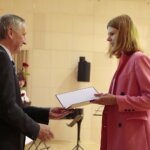 15.06.20222. Kielce. Gala finałowa konkursu "Tak widzę świat, tak go czuję...". Na zdjęciu (od lewej): Zbigniew Koniusz - wojewoda świętokrzyski, Natalia Lis - wyróżnienie / Wiktor Taszlow / Radio Kielce