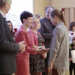 15.06.20222. Kielce. Gala finałowa konkursu "Tak widzę świat, tak go czuję...". Na zdjęciu (od lewej): Zbigniew Koniusz - wojewoda świętokrzyski, dr hab. Anna Wzorek - profesor UJK, dr hab. Małgorzata Krzysztofik - profesor UJK, Janusz Knap - prezes zarządu Polskiego Radia Kielce, Maja Marks - wyróżnienie / Wiktor Taszlow / Radio Kielce