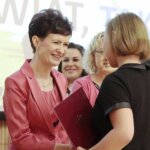 15.06.20222. Kielce. Gala finałowa konkursu "Tak widzę świat, tak go czuję...". Na zdjęciu (od lewej): dr hab. Anna Wzorek - profesor UJK, Maja Babiarz - wyróżnienie / Wiktor Taszlow / Radio Kielce