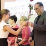 15.06.20222. Kielce. Gala finałowa konkursu "Tak widzę świat, tak go czuję...". Na zdjęciu (od lewej): Natalia Maślej - wyróżnienie, Janusz Knap - prezes zarządu Polskiego Radia Kielce / Wiktor Taszlow / Radio Kielce