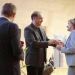 15.06.20222. Kielce. Gala finałowa konkursu "Tak widzę świat, tak go czuję...". Na zdjęciu (od lewej): Zbigniew Koniusz - wojewoda świętokrzyski, Janusz Knap - prezes zarządu Polskiego Radia Kielce, Dorota Czub - nauczyciel / Wiktor Taszlow / Radio Kielce