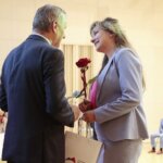 15.06.20222. Kielce. Gala finałowa konkursu "Tak widzę świat, tak go czuję...". Na zdjęciu (od lewej): Zbigniew Koniusz - wojewoda świętokrzyski, Dorota Czub - nauczyciel / Wiktor Taszlow / Radio Kielce