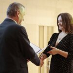 15.06.20222. Kielce. Gala finałowa konkursu "Tak widzę świat, tak go czuję...". Na zdjęciu (od lewej): Zbigniew Koniusz - wojewoda świętokrzyski, Paulina Maliszewska - Michulec - wyróżnienie / Wiktor Taszlow / Radio Kielce