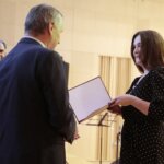 15.06.20222. Kielce. Gala finałowa konkursu "Tak widzę świat, tak go czuję...". Na zdjęciu (od lewej): Zbigniew Koniusz - wojewoda świętokrzyski, Paulina Maliszewska - Michulec - wyróżnienie / Wiktor Taszlow / Radio Kielce