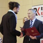 15.06.20222. Kielce. Gala finałowa konkursu "Tak widzę świat, tak go czuję...". Na zdjęciu (od lewej): Michał Kowal - wyróżnienie, Zbigniew Koniusz - wojewoda świętokrzyski / Wiktor Taszlow / Radio Kielce