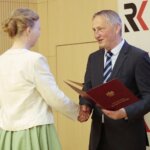 15.06.20222. Kielce. Gala finałowa konkursu "Tak widzę świat, tak go czuję...". Na zdjęciu (od lewej): Julia Panufnik - wyróżnienie, Zbigniew Koniusz - wojewoda świętokrzyski / Wiktor Taszlow / Radio Kielce