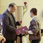 15.06.20222. Kielce. Gala finałowa konkursu "Tak widzę świat, tak go czuję...". Na zdjęciu (od lewej): Janusz Knap - prezes zarządu Polskiego Radia Kielce, Agnieszka Ogonowska -wyróżnienie / Wiktor Taszlow / Radio Kielce