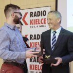 15.06.20222. Kielce. Gala finałowa konkursu "Tak widzę świat, tak go czuję...". Na zdjęciu (od lewej): Tomasz Bar - zwycięzca konkursu, Zbigniew Koniusz - wojewoda świętokrzyski / Wiktor Taszlow / Radio Kielce