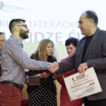 15.06.20222. Kielce. Gala finałowa konkursu "Tak widzę świat, tak go czuję...". Na zdjęciu (od lewej): Tomasz Bar - zwycięzca konkursu, Janusz Knap - prezes zarządu Polskiego Radia Kielce / Wiktor Taszlow / Radio Kielce